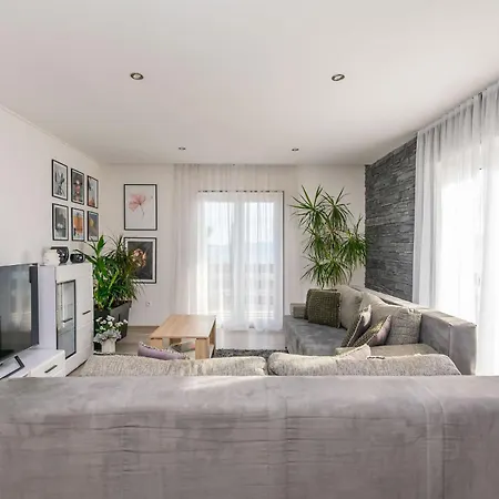 Apartment Mladen *