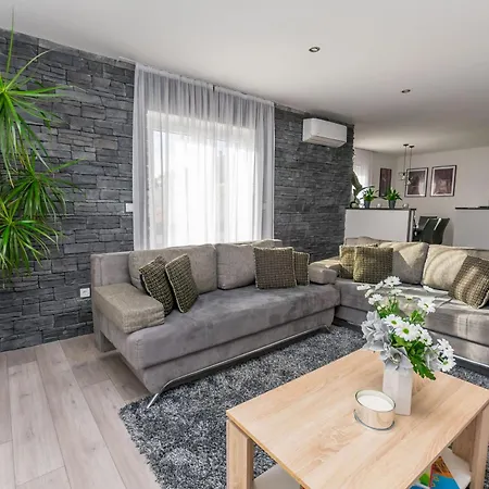 Mladen Apartment *