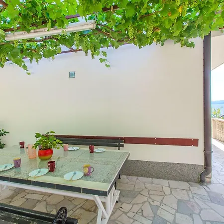 Apartment Mladen *