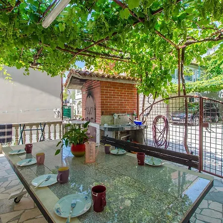 Apartment Mladen *